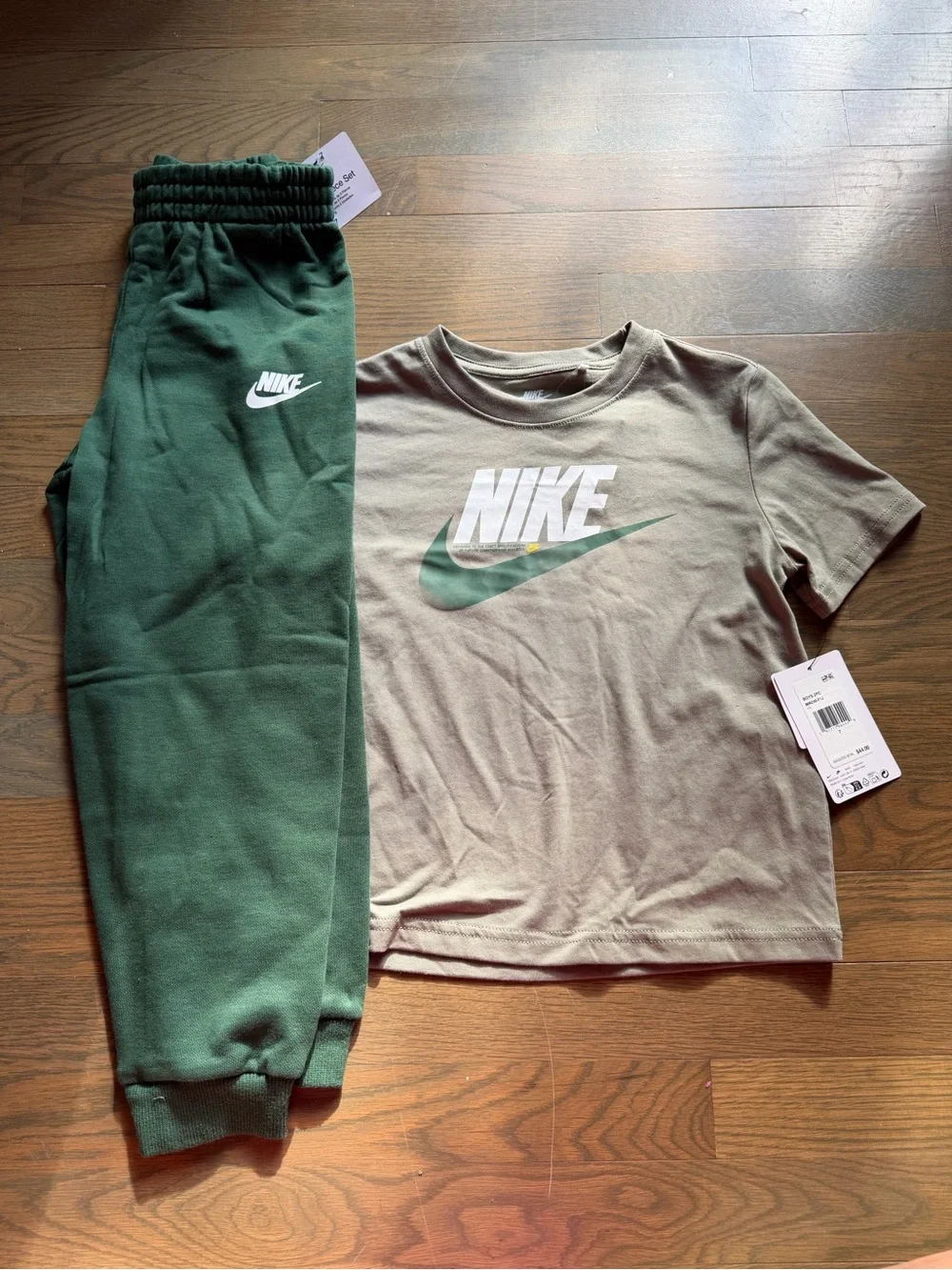 NWT Nike Boys Green Tee and Dark Green Joggers Set size 7